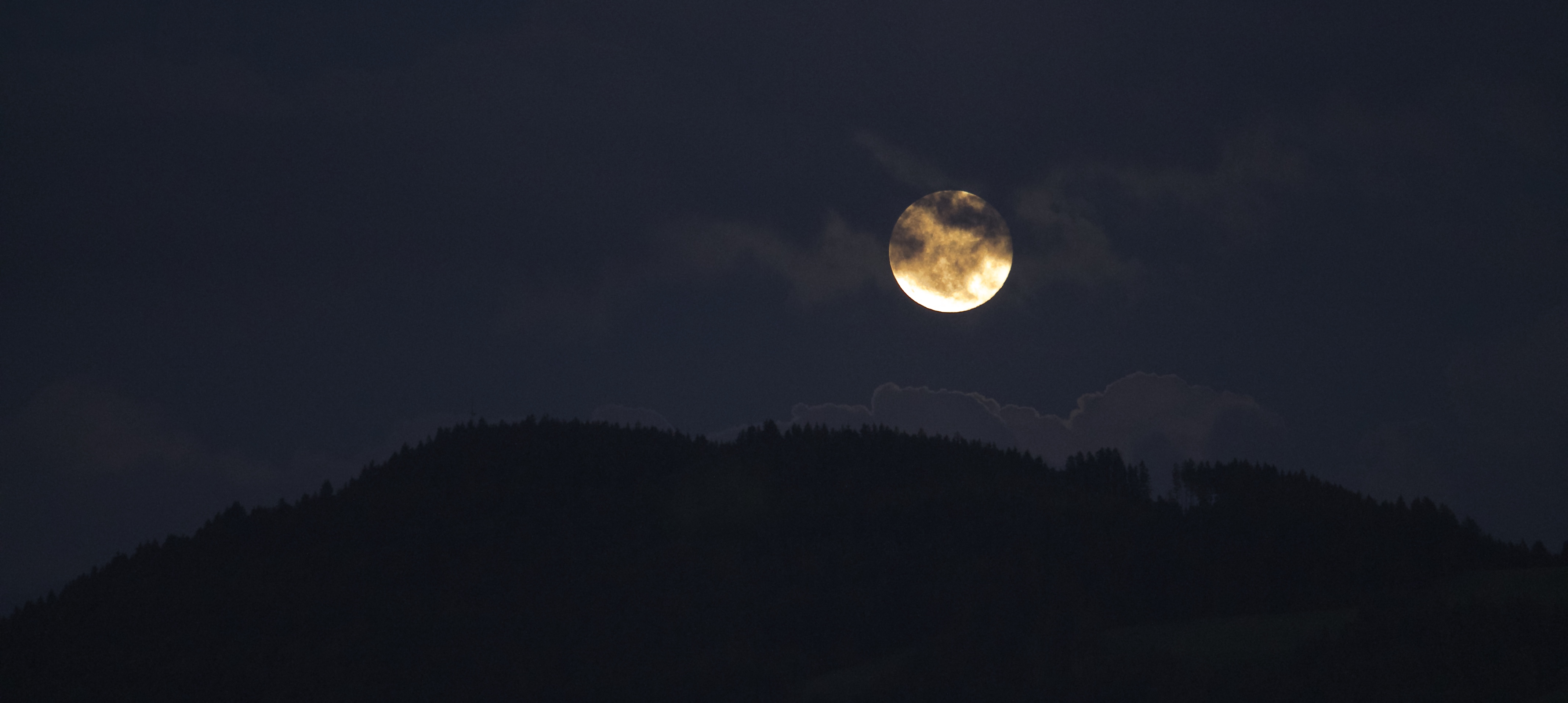 Луна взошла светло. Ночь. Вечернее небо с луной. Ночное небо Эстетика с луной. Полная Луна.